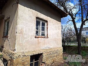 Двуетажна къща с двор в село Долна Диканя