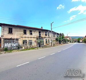 Селски имот на главна улица близо до язовир Сопот