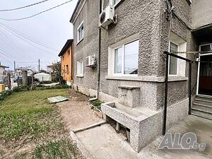 Етаж от къща с 1/3 дворно място и допълнителна постройка за продажба