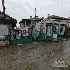 Двуетажна къща за продажба в с. Равнец, център, двор 683 кв.м.