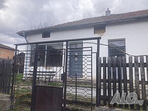 Продава постройка с РЗП 155 кв. с един декър дворно място в с. Боровец на 15. км от Благоевград