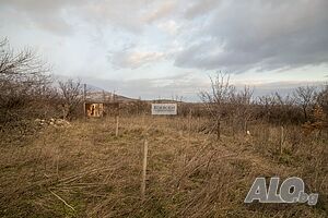 Продава парцел във вилната зона с ток и вода