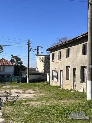 Място с постройка ток, вода с. Китка