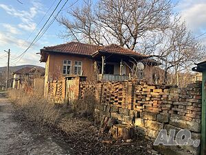 КЪЩА с ГАРАЖ и голям ДВОР в с. Сенник, община Севлиево