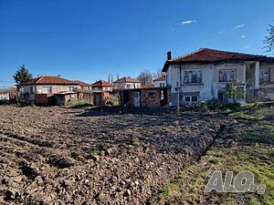 Двуетажна, тухлена къща в с. Поповица на асфалтирана улица