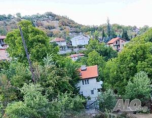 Триетажна къща с гредка в Руен