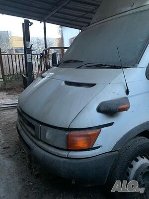 Продава се камион Iveco Daily - фургон с повдигаща рампа