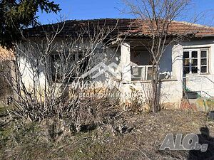 Продава къща в село Борово с 3 декара двор и стопански постройки