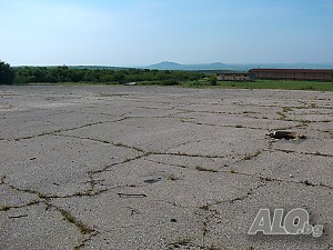 Отдава се под наем асфалтирана площадка