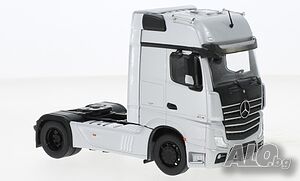 Mercedes Actros MP4 влекач 2016 - мащаб 1:43 на IXO моделът е нов в PVC дисплей-кейс