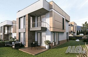Двуетажна къщв с двор в Марково