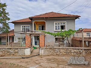 Продажба на двуетажна къща близо до центъра на Орлов дол, на 15 км от Тополовград