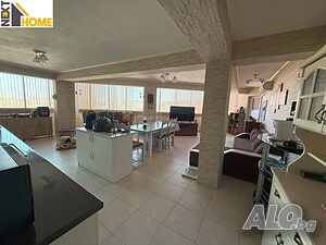 Напълно обзаведен тристаен апартамент в центъра
