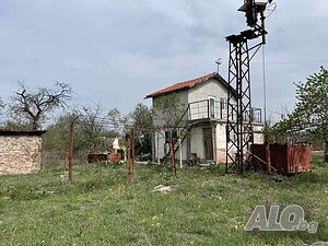 продавам малка вила в Острицата 2 с парцел 600 кв.м., на централна улица