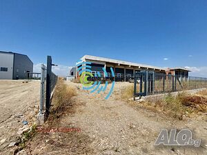 Автосервиз с лице и вход на Асеновградско шосе. Собствен двор