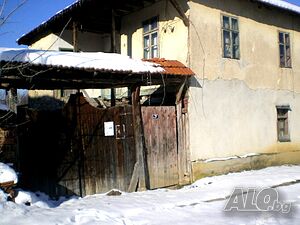 ТОП ЦЕНА! Продава се ДВУЕТАЖНА къща с дворно място в село Микре по пътя за Ловеч