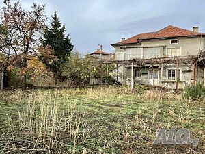 Двуетажна къща в централната част на с. Богомилово, общ. Стара Загора