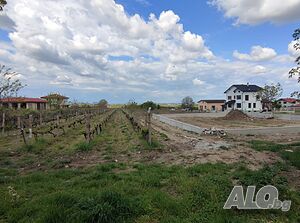 Парцел за жилищно строителство до нови къщи.