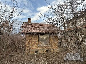 Двуетажна вила с малък двор в село Арбанаси