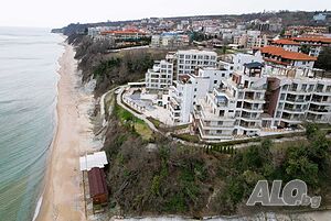 Двустаен апартамент в затворен комплекс на брега на морето в Бяла