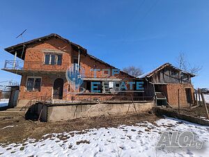 Двуетажна масивна къща с красива гледка в град Борово, област Русе