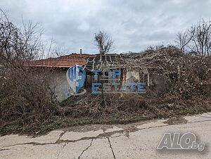 Парцел със стара къща в село Орловец