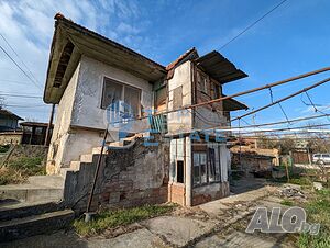 Стара къща в близост в близост до центъра на село Леденик