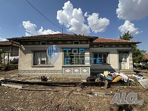 Тухлена къща с кладенец и гараж в с. Страхилово, област Велико Търново