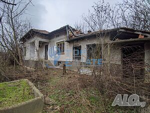 Парцел със стара къща в село Долна Липница