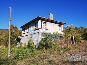 Двуетажна къща с голям двор в село Соколово, област Габрово