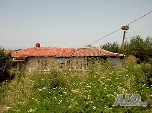 Дворно място с стара къща в РЕГУЛАЦИЯ - Любенец