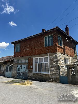 Продавам двуетажна къща с гараж в центъра на село Мелница.