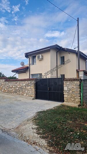 Отлична качествена къща с качествено оборудване и басейн