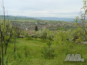 Съседни строителни парцели в село, близо до В. Търново