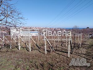 Парцел с морска панорама, бунгало, ток и вода, в урбанизирана вилна зона на Царево