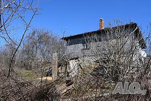 С. Българи, стара къща с просторен двор и панорама към Странджа планина